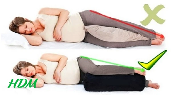 Nằm nghiêng kẹp gối giữa hai đầu gối
