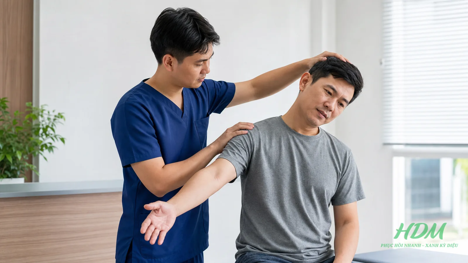 Bác sĩ đánh giá đau cổ lan tay trước khi cân nhắc kéo giãn cột sống cổ