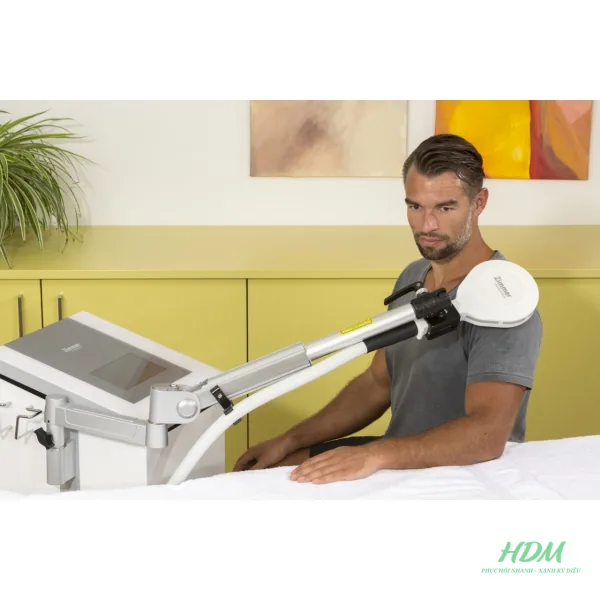 emFieldPro Zimmer với đầu phát và tay đỡ trong phòng trị liệu