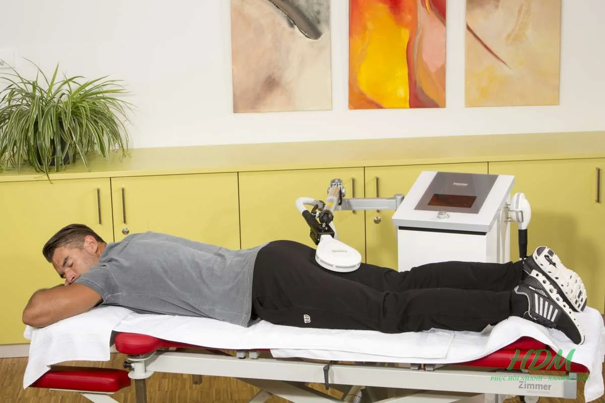 Đầu phát emFieldPro Zimmer đặt trên vùng đùi trong ảnh minh họa điều trị