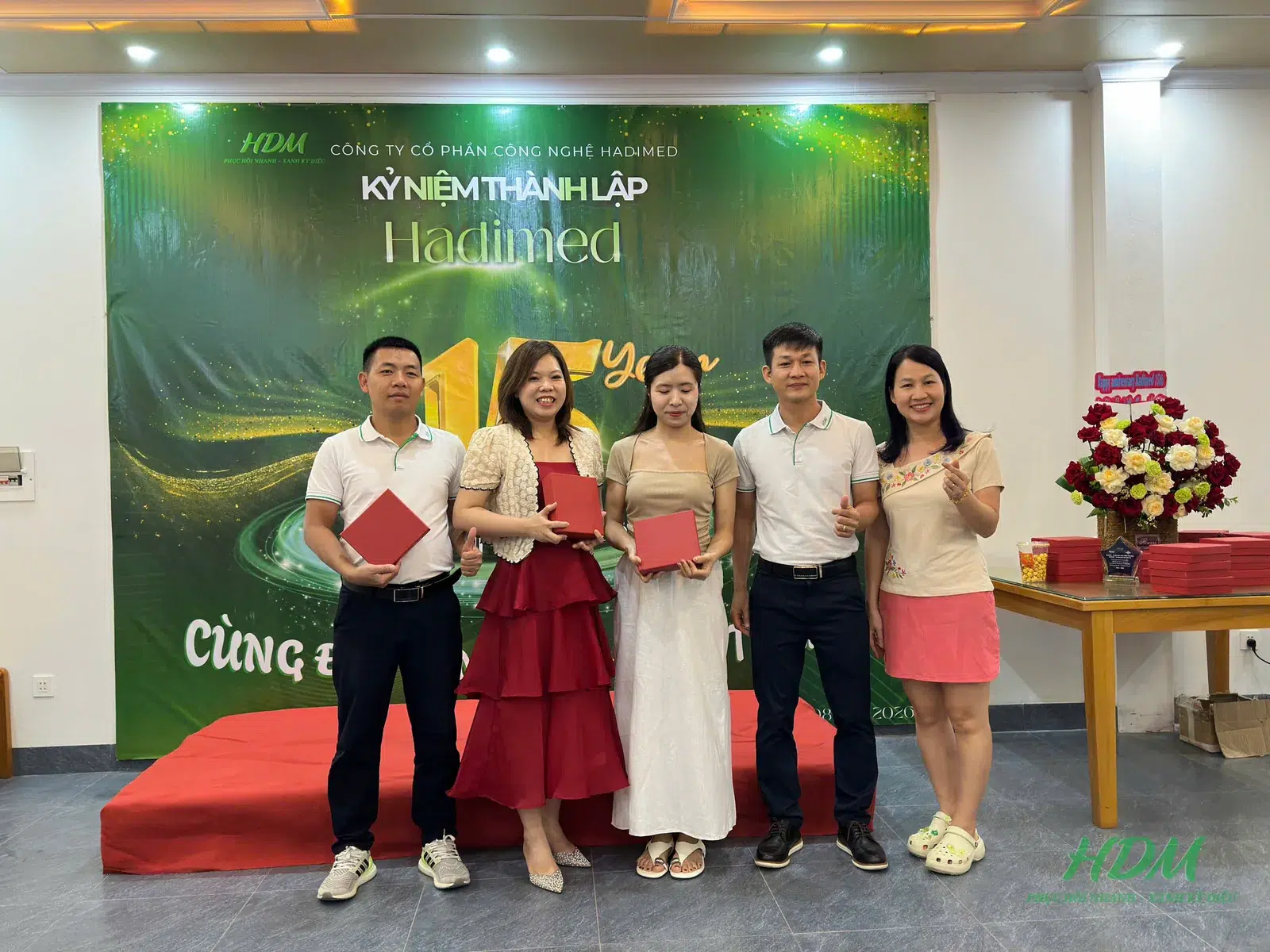 Khoảnh khắc trao quà tại lễ kỷ niệm 15 năm Hadimed