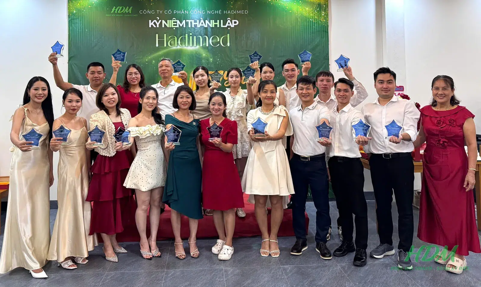 Tập thể Hadimed chụp ảnh lưu niệm cùng kỷ niệm chương